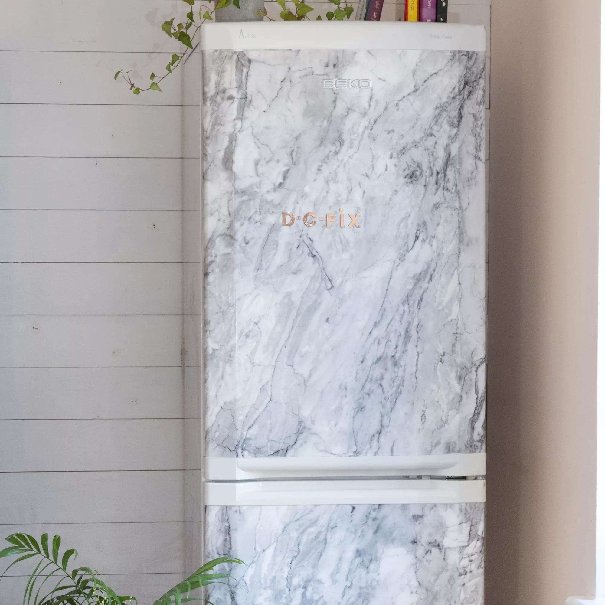 D-C-Fix Romeo Gloss Grey Marble Effect Self-adhesive Film (L)2.1m (W)900mm 9 D-C-Fix Romeo Gloss Grey Marble Effect Self-adhesive Film (L)2.1m (W)900mm - Image 7