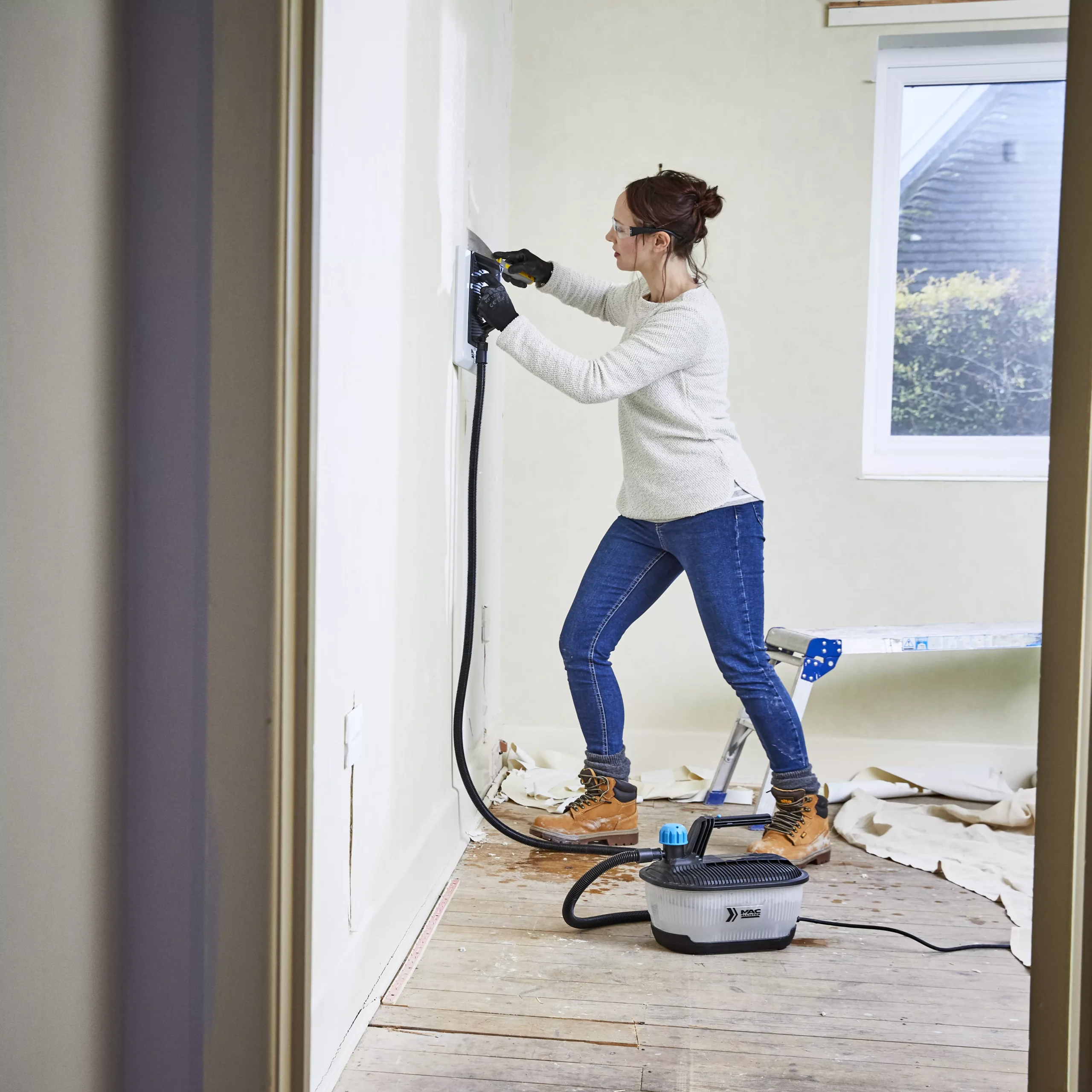 Mac Allister 240V 2000W 4L Wallpaper Stripper MWPS2000 5 Mac Allister 240V 2000W 4L Wallpaper Stripper MWPS2000 - Image 3