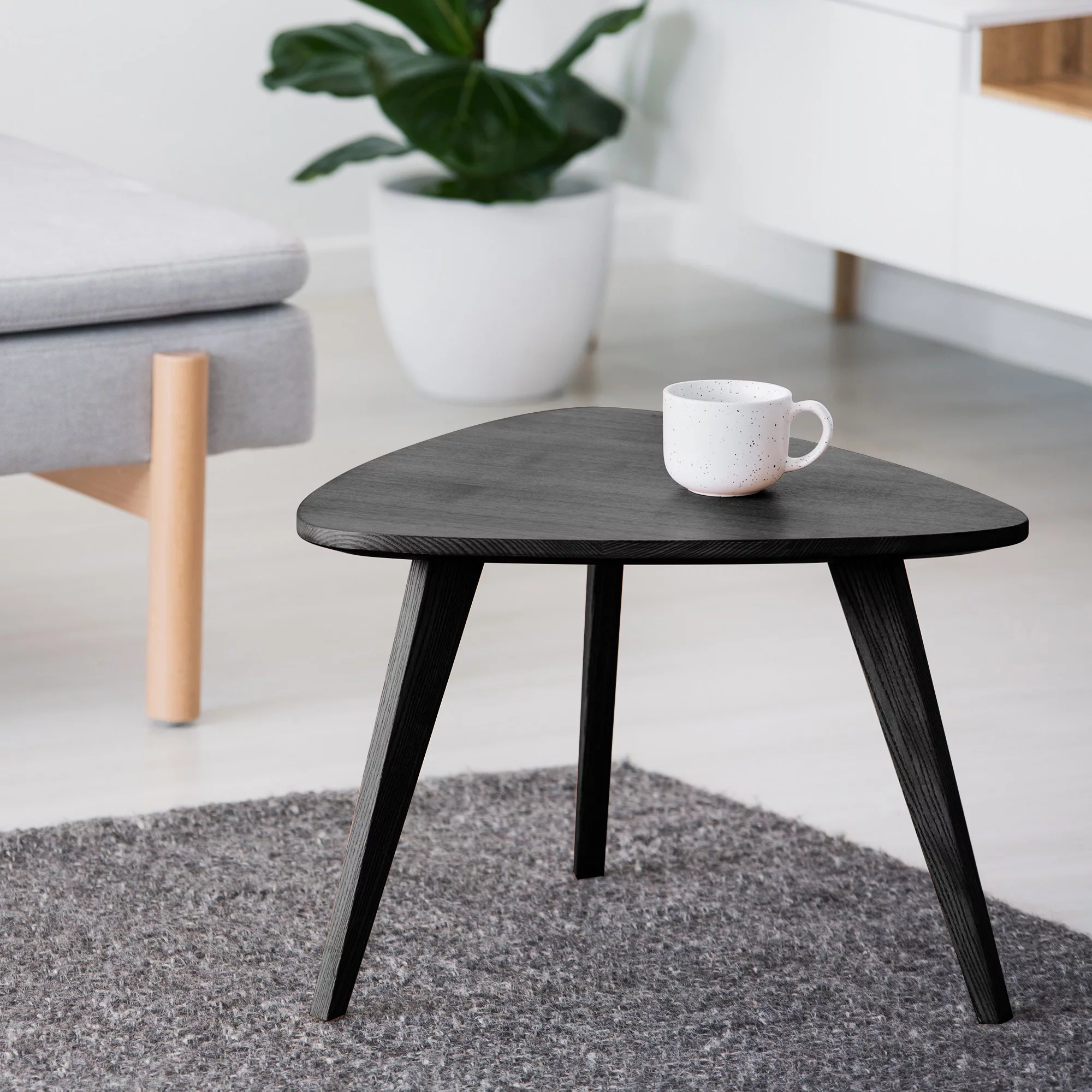 Ronseal Interior Ebony Satin Varnish, 750ml 6 Ronseal Interior Ebony Satin Varnish, 750ml - Image 4