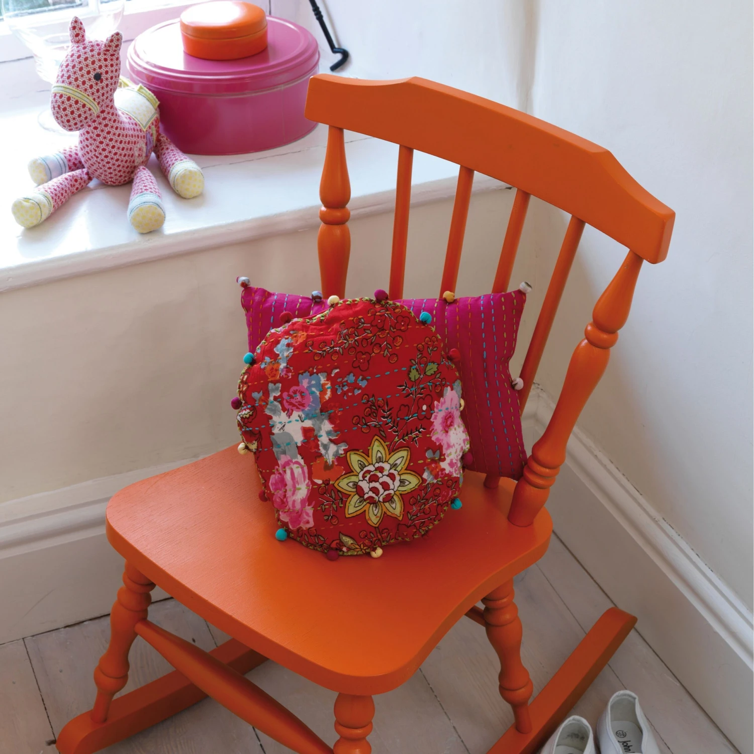 Rust-Oleum Universal Sunset Orange Gloss Multi-surface Spray Paint, 400ml 6 Rust-Oleum Universal Sunset Orange Gloss Multi-surface Spray Paint, 400ml - Image 4