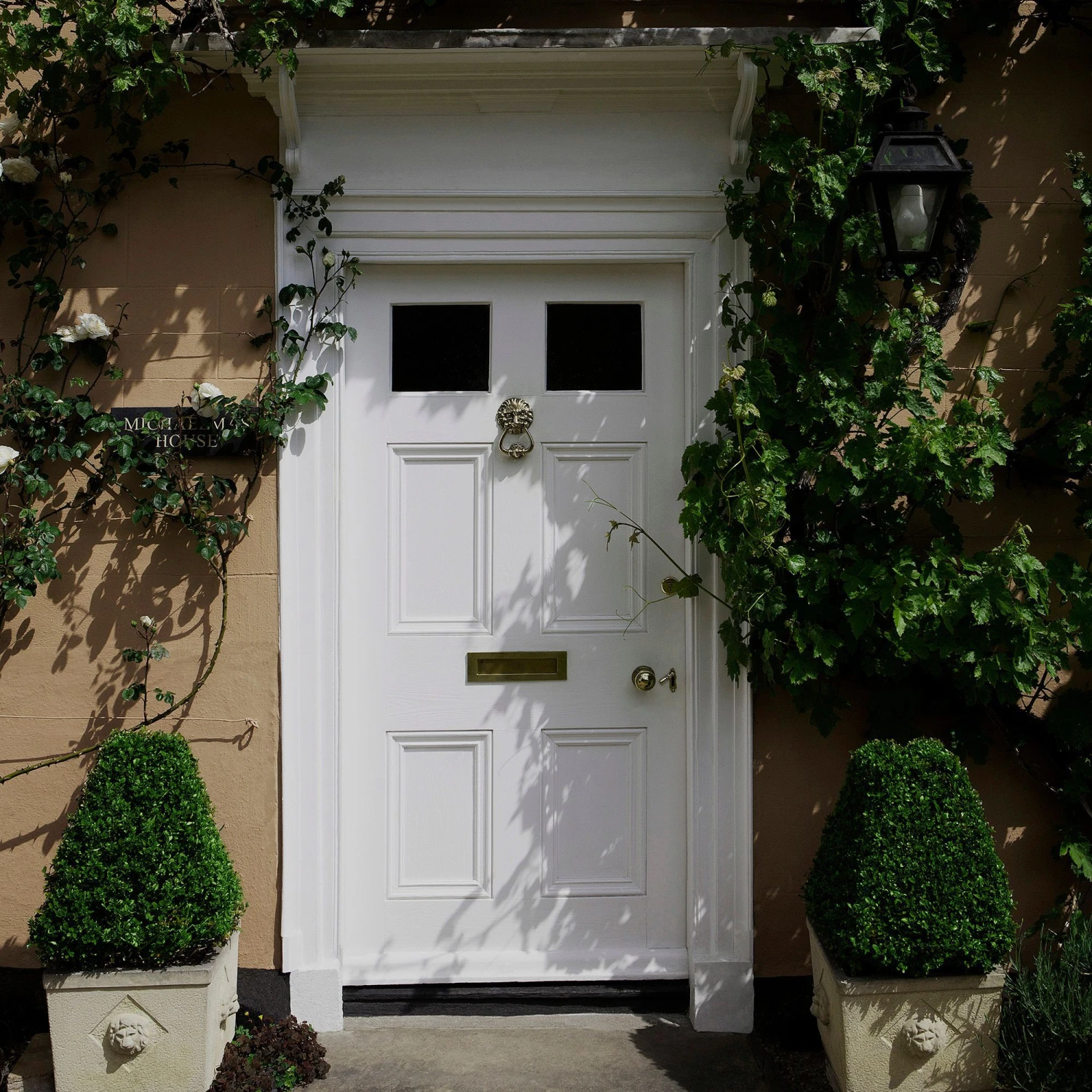 Sandtex 10 Year White Satinwood Exterior Metal & Wood Paint, 2.5L 4 Sandtex 10 Year White Satinwood Exterior Metal & Wood Paint, 2.5L - Image 2